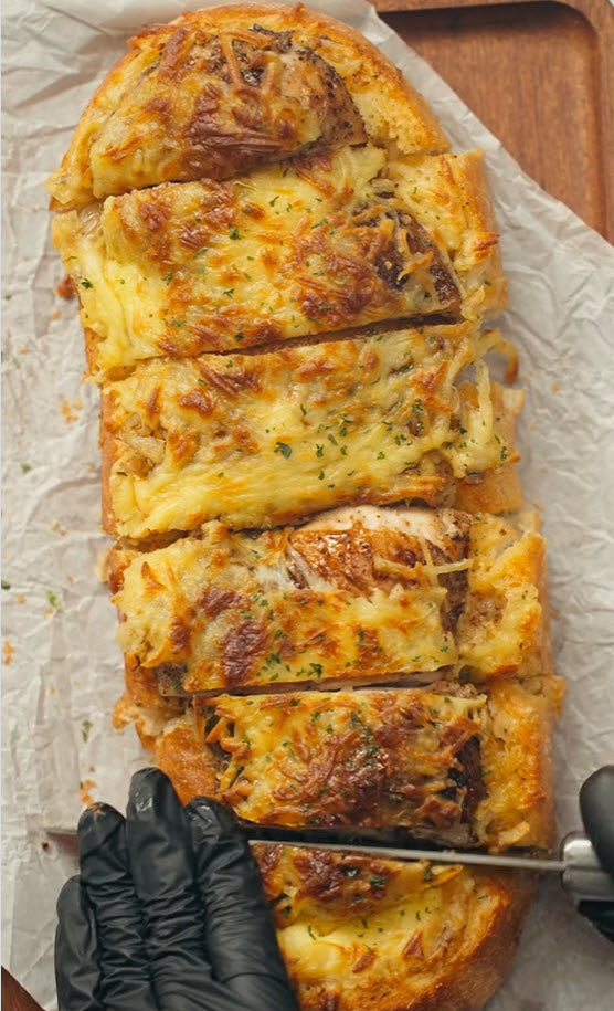Sándwich de muslo de pollo con queso