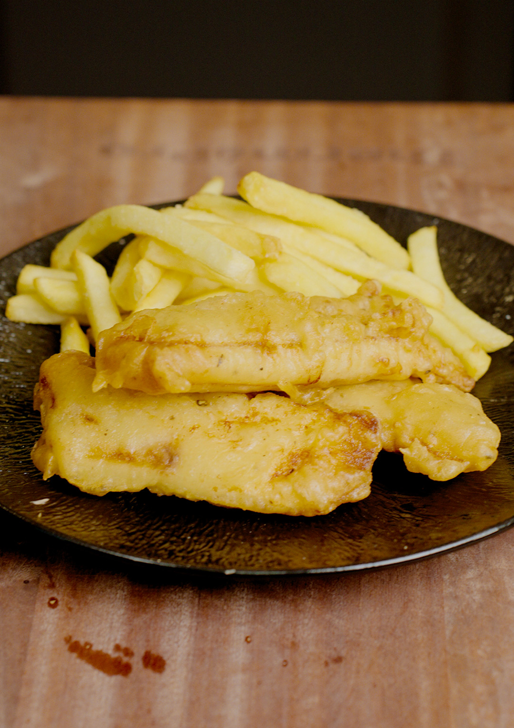 Pescado y patatas fritas rebozados en cerveza 
