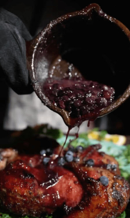 Pato asado entero con chutney de arándanos
