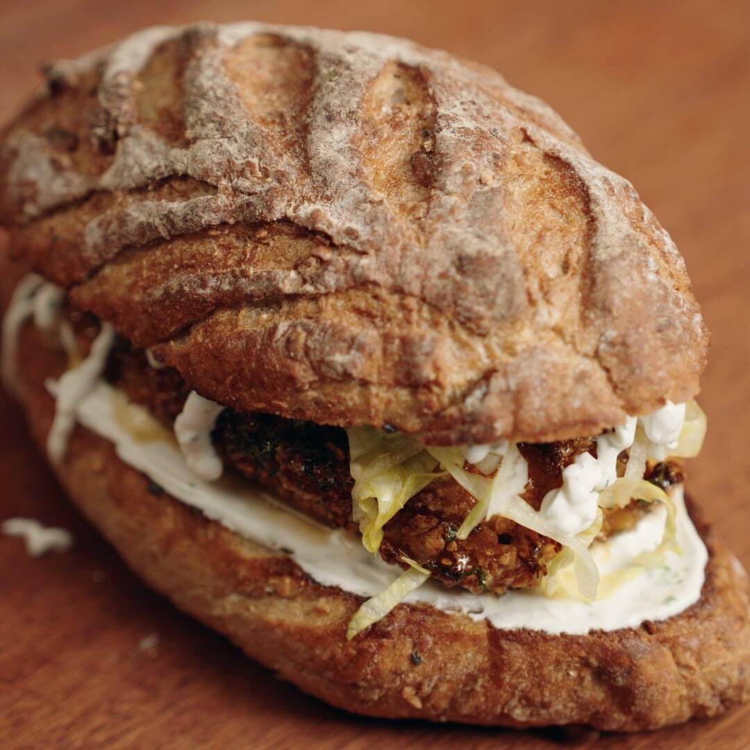 Sándwich de pollo con cilantro y limón