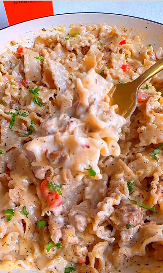 Pâtes Alfredo crémeuses au poulet et aux saucisses