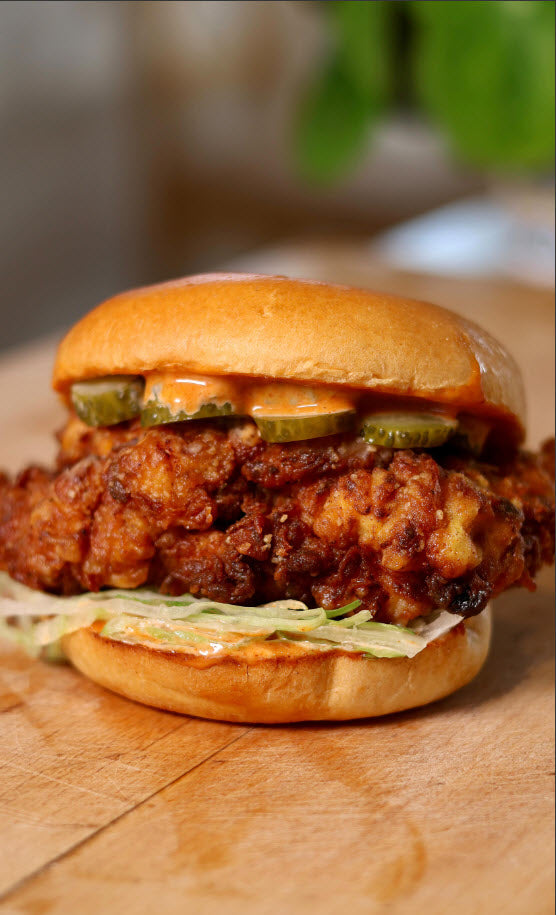 Sandwich au poulet frit au miel et à la sriracha