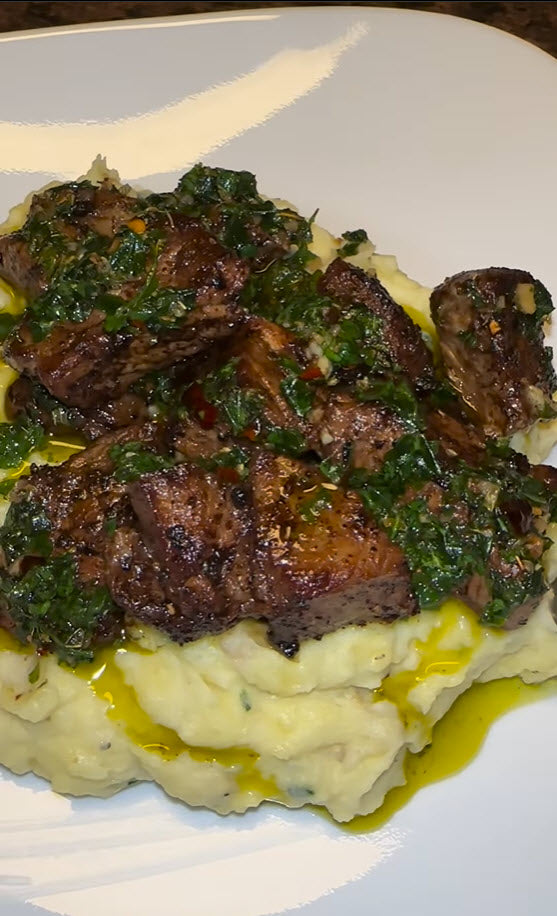 Bocados de bistec con salsa chimichurri