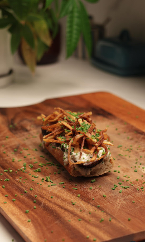 Sándwich de bistec con crema de rábano picante