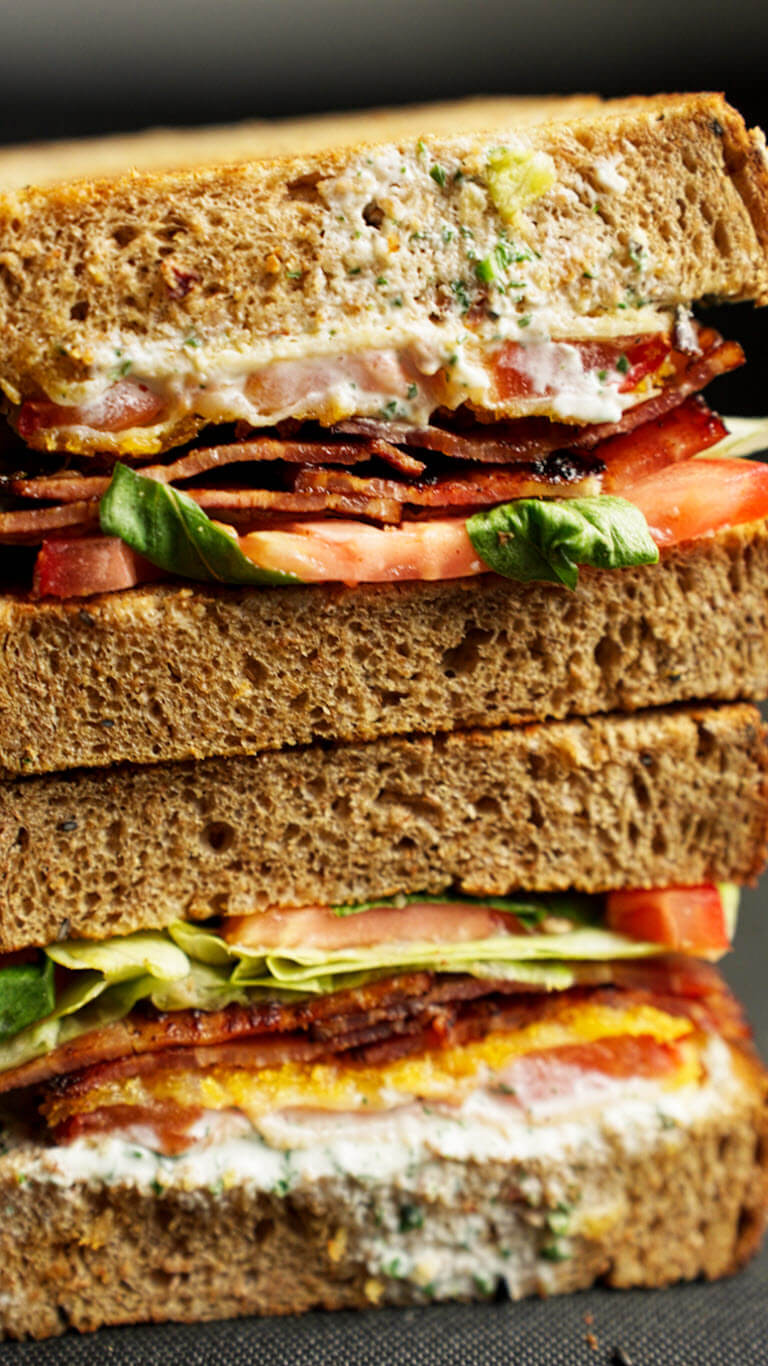 Sándwiches BLT de tomate frito 