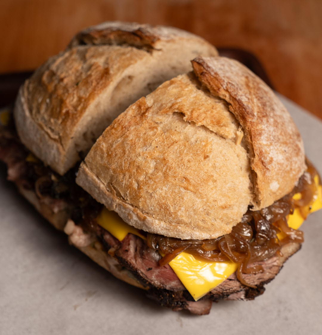 Sandwich au rosbif et au cheddar fondu